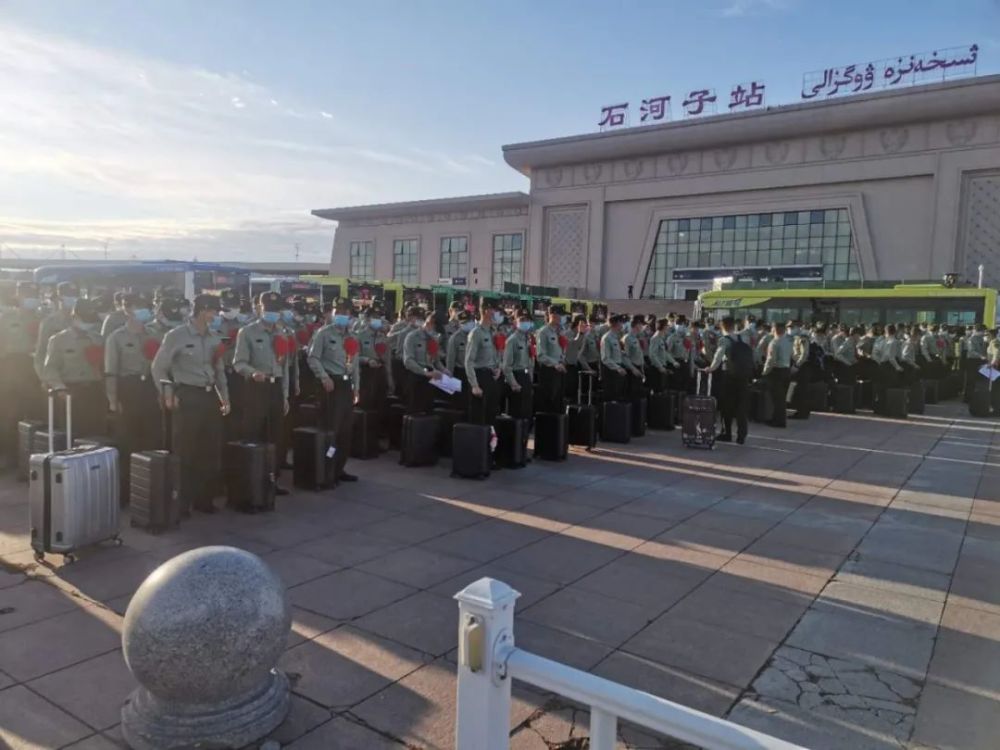 9月11日清晨,在69233部队办公楼前广场上,整齐停放着一排公交车.