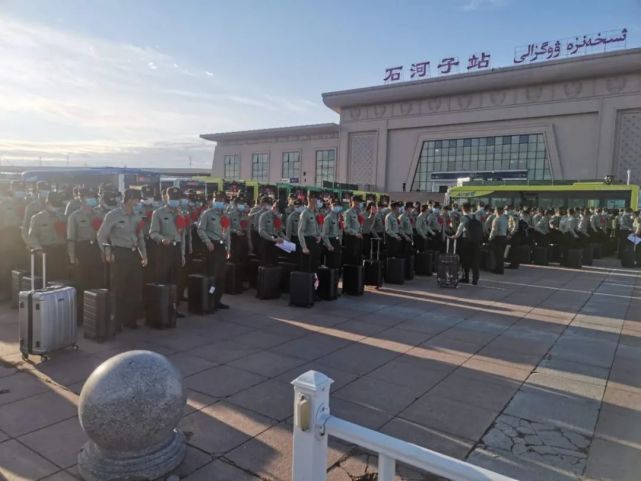 石河子公交公司运送退伍老兵安全返乡_腾讯新闻