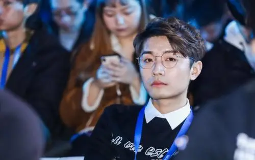 虎牙妹妹杯梦飞与柱子恩怨彻底破裂解说当场扔下耳机扬长而去