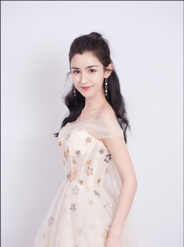 公认的新疆六大美女,佟丽娅屈居第二,而她排第一实至名归
