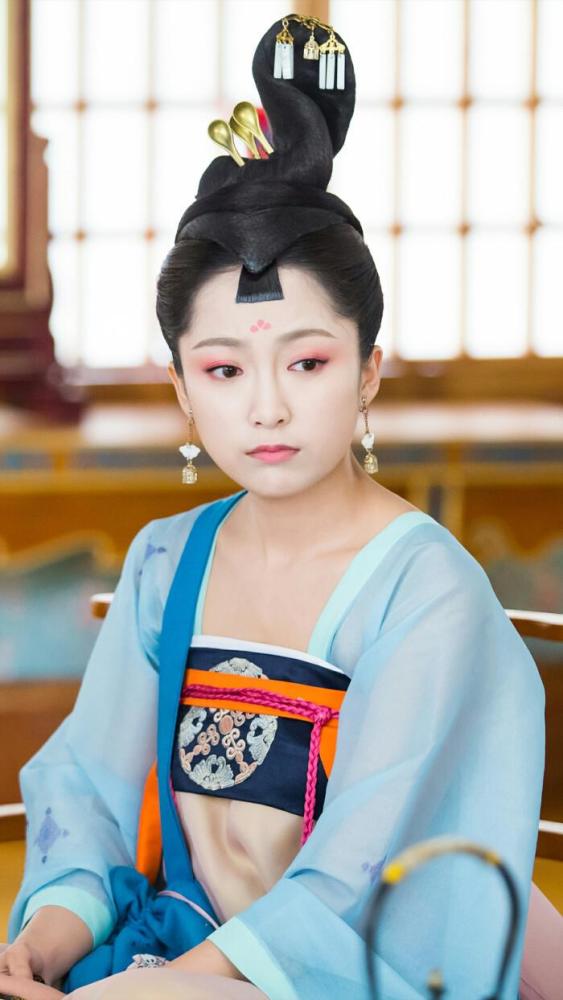 妃驾到》的导演看了这场戏,就选了她在剧中饰演了一个吃货娘娘曲婉婉