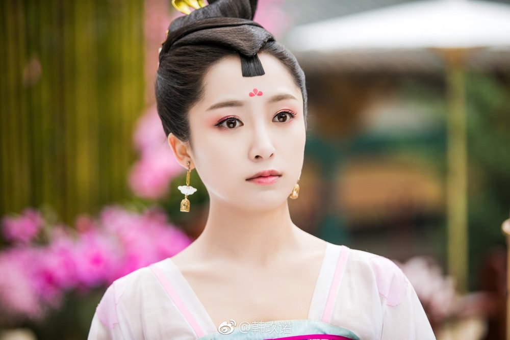 妃驾到》的导演看了这场戏,就选了她在剧中饰演了一个吃货娘娘曲婉婉