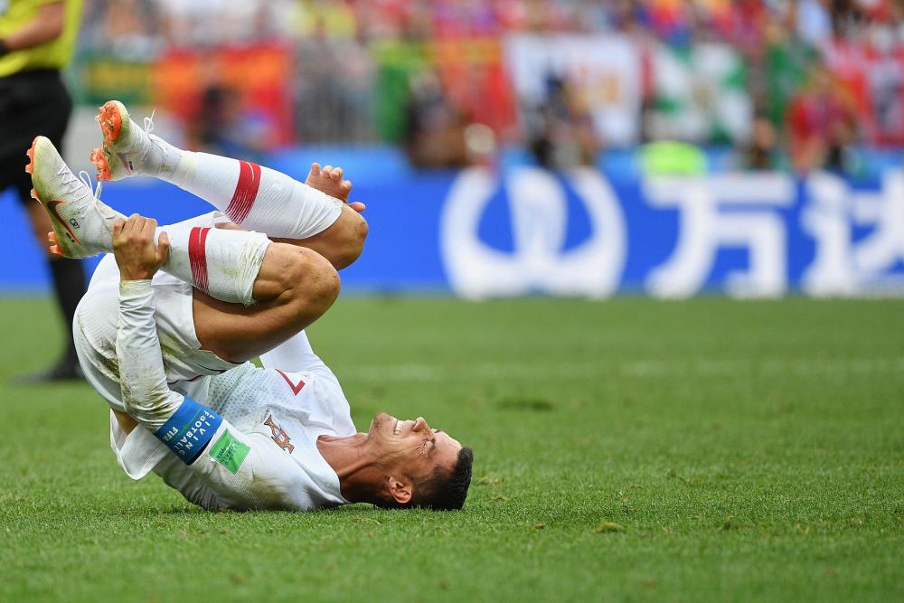 假摔骗点还是自我保护身高体壮的c罗场上经常摔倒你怎么看