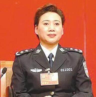 她曾是重庆禁毒总队总队长,经侦总队总队长,却因为文强被免职!