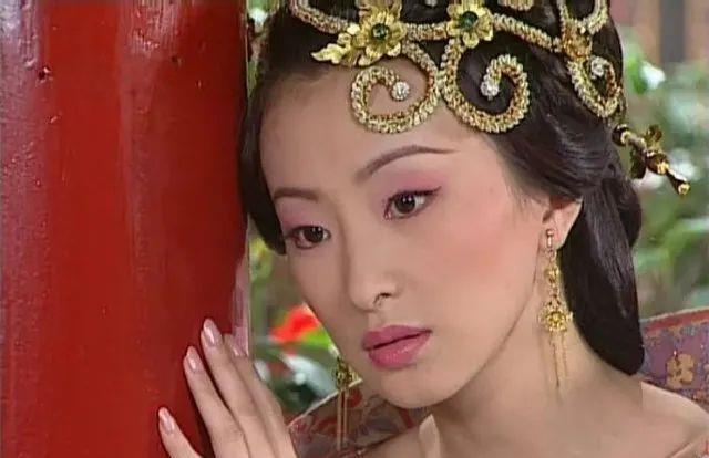 在《汉武大帝》里,林静的美被发挥到极致,瓜子脸配细长眉,丹凤眼,着实