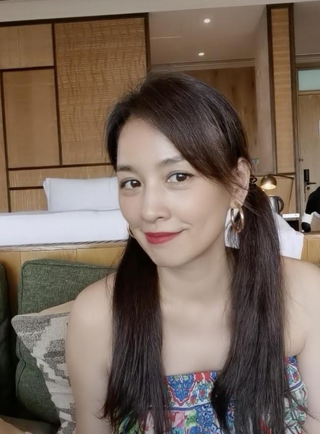 张庭终于剪掉十年长发,bob短发配印花裙洋气减龄,51岁嫩成21岁