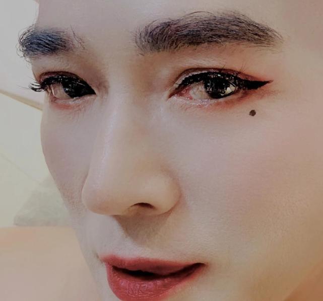 53岁焦恩俊被女儿泥塑,画女妆扎马尾超萝莉,噘嘴卖萌毫无违和感