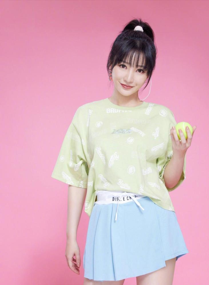 柳岩近照显憔悴t恤牛仔裙时髦接地气曲线身材依旧在线