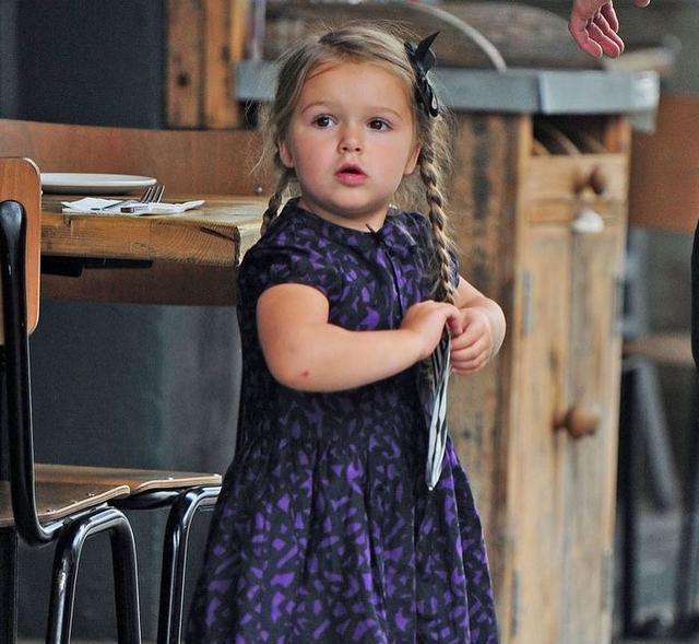 贝克汉姆女儿长胖了,穿吊带裙肚腩鼓出来了,身材比妈妈还壮