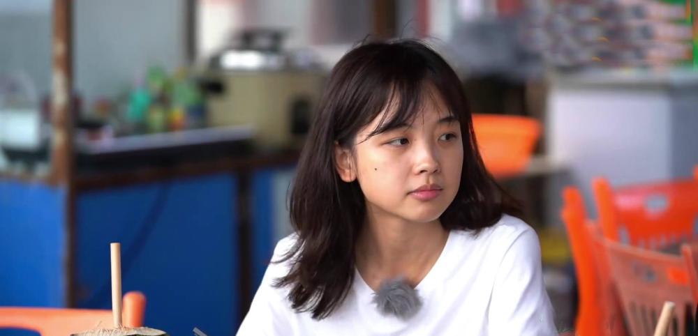 央视美女记者王冰冰素颜上节目,穿泳衣湿发像小朋友