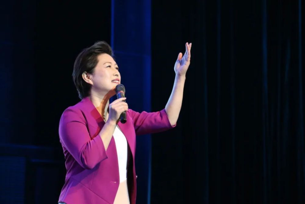 于芳还认为朗诵能陶冶人的性情,她说:"朗诵者对作品了解的时候,要走近