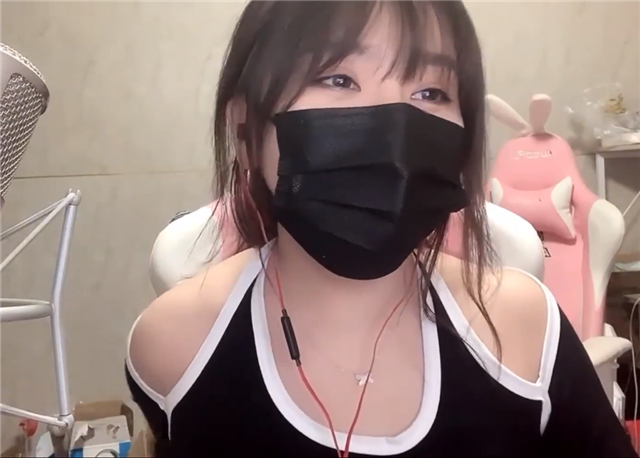 小团团心态崩了开播落泪,3件事同时曝光,难怪她压力这么大_腾讯新闻