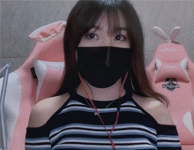 小团团心态崩了开播落泪,3件事同时曝光,难怪她压力这么大|渝万|小团