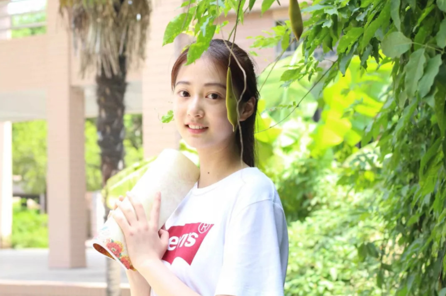 中国传媒大学校花冯琳,因"领诵"走红,如今已和上海电视台签约_腾讯