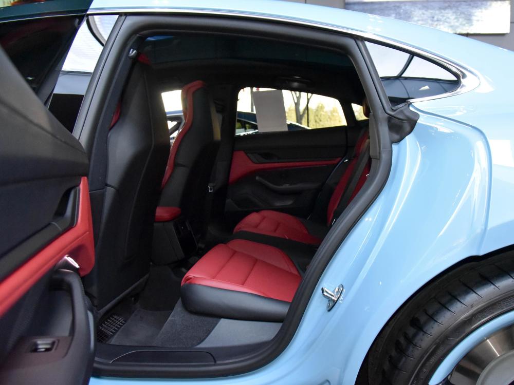 taycan后排空间相对于其他跑车来说可以算得上大了