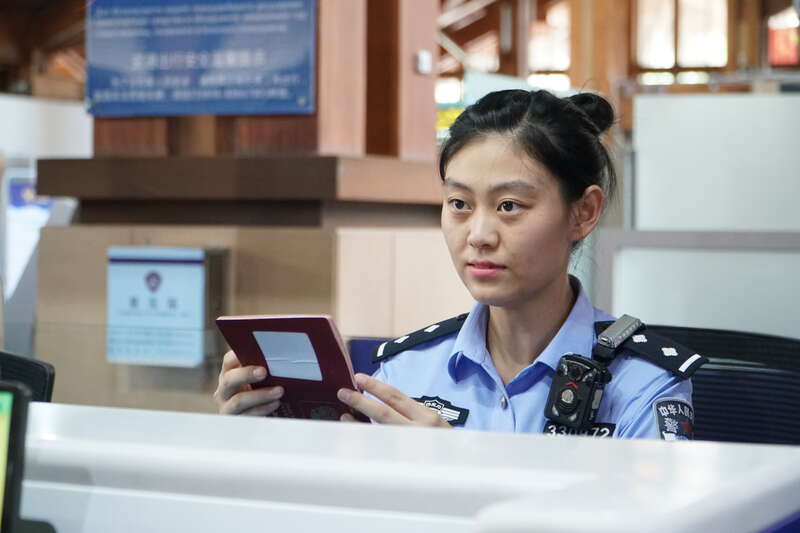 青年女警王东玉火眼金睛守护国门