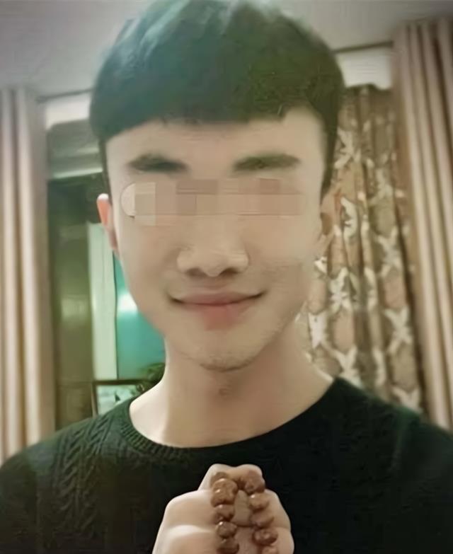 但滕刚的性格却与芦海清完全相反,他沉默寡言,不喜欢与人交流,基本上