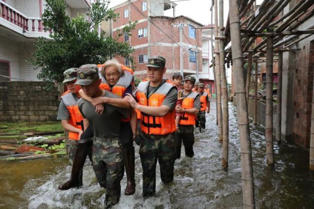 驰援鄱阳湖彭俊龙所在单位奋战在抗洪抢险的最前沿子弟兵坚持人民至上