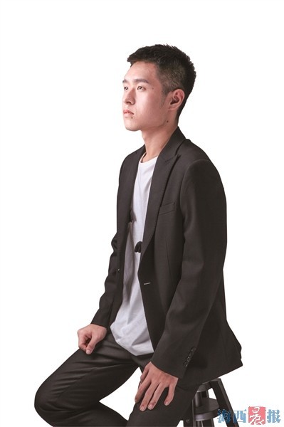 厦门00后青年演员王琛在舞台剧中演活15岁网瘾少年