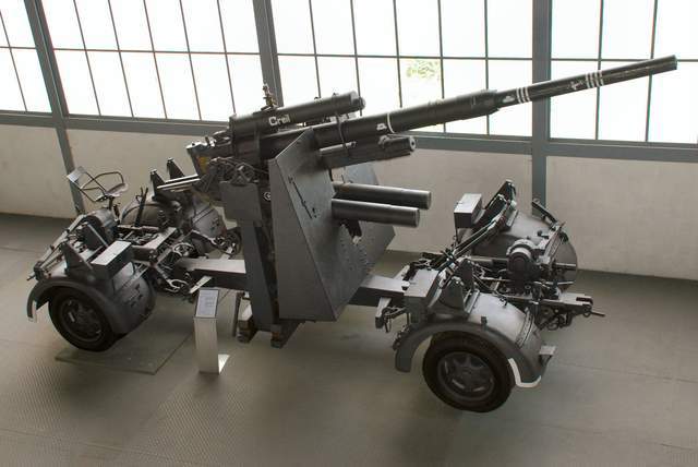 期间德军最出名的88炮,它在1933年开始装备,原本是一种中口径的速射炮