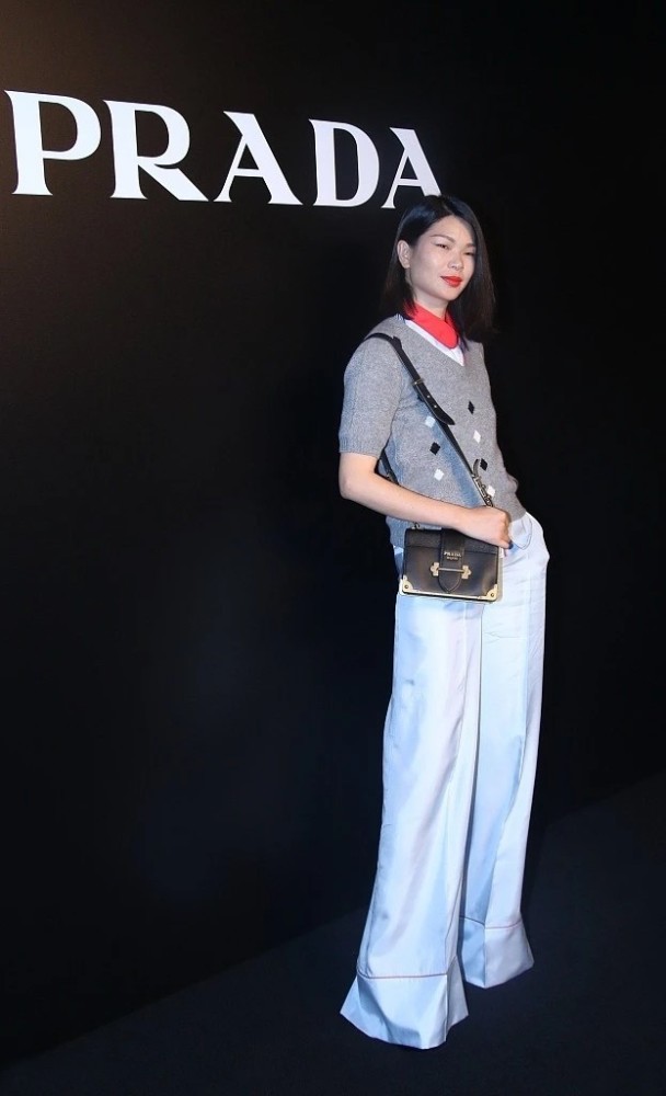 即使不用出众的长相吕燕依旧是全场最闪耀的聚焦点,完美的身材比例