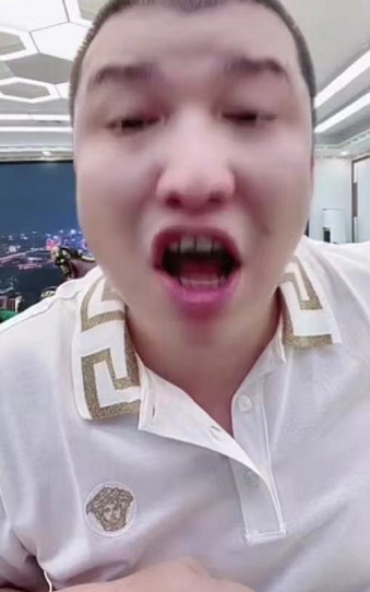 二驴在小胖直播间连麦嘲讽张二嫂也开始向粉丝掏刀了,帮月亮哥卖货了