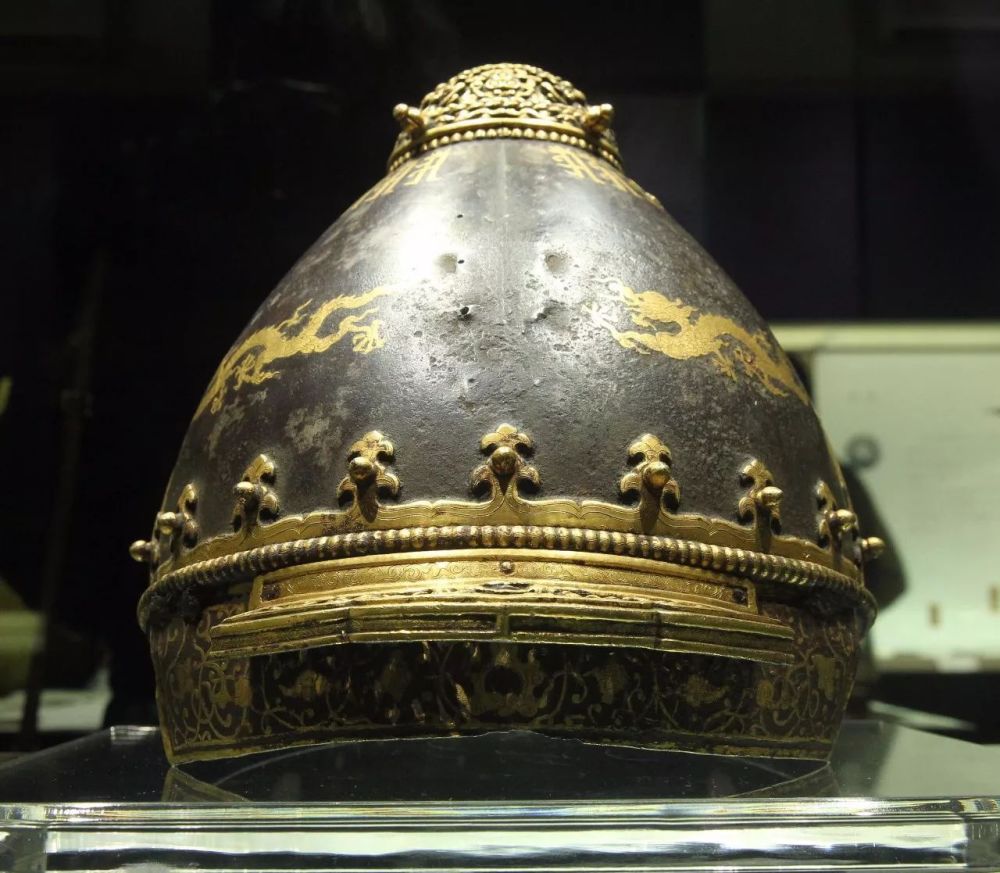 之后他翻阅了大量的历史资料,最终确定了这就是永乐大帝阅兵的鎏金盔