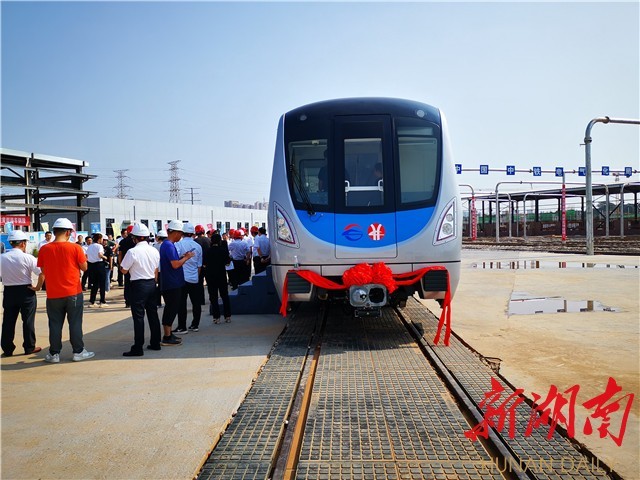 长沙市首次采用a型车制式的地铁线路——轨道交通6号线首列车辆从株洲
