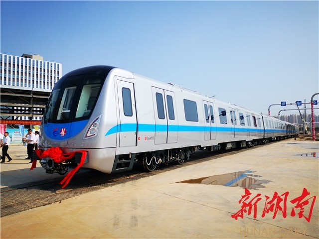 长沙市首次采用a型车制式的地铁线路——轨道交通6号线首列车辆从株洲