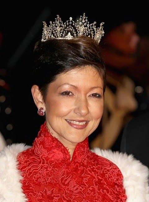 17年前,文雅丽离婚掏空前夫家底,同年玛丽嫁王储,签了4个协议