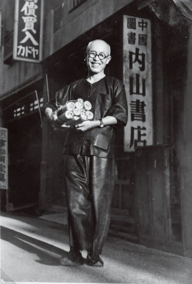 内山完造在东京内山书店门口重现内山书店以及内山完造,不只是对一