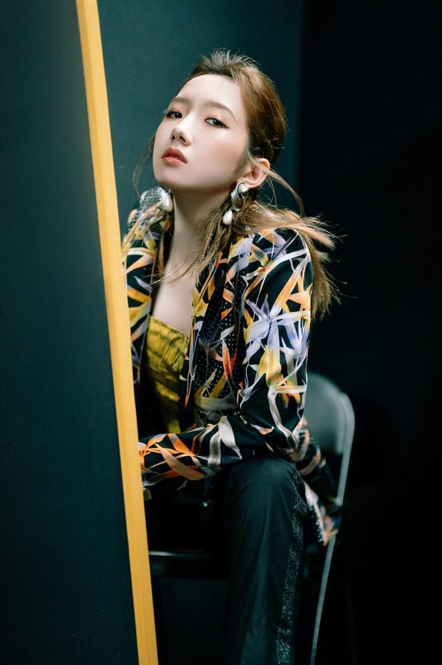 孟美岐穿印花西装扮酷内搭抹胸又美又飒就是平板身材有些吃亏