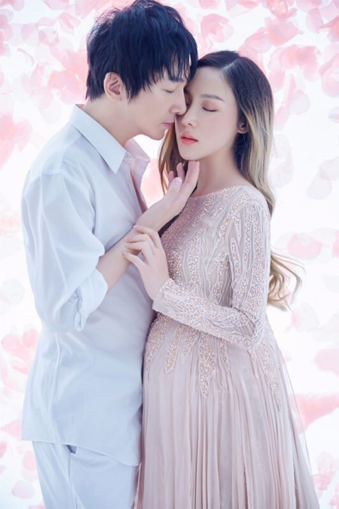 扫黑风暴大江和妻子罕同框当街亲密搂抱女方高颜值秀长腿