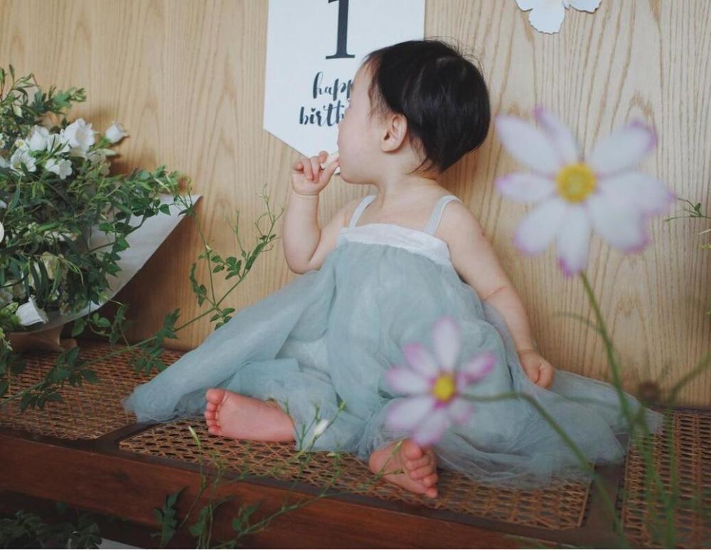 余文乐女儿1岁生日 王棠云晒小初心高清无码照 皮肤白皙超可爱 全网搜