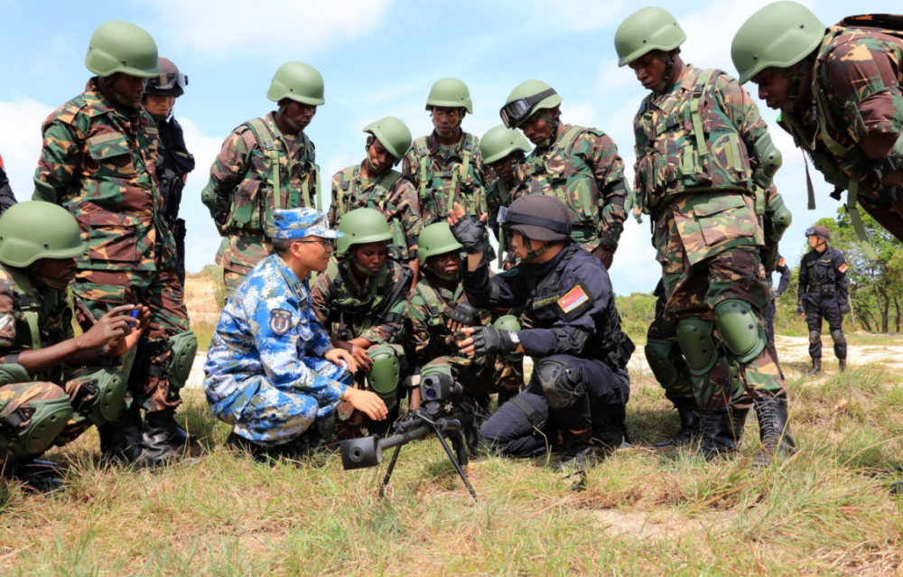 70国官兵来中国学战术唱中文军歌开解放军坦克毕业后暴打邻国