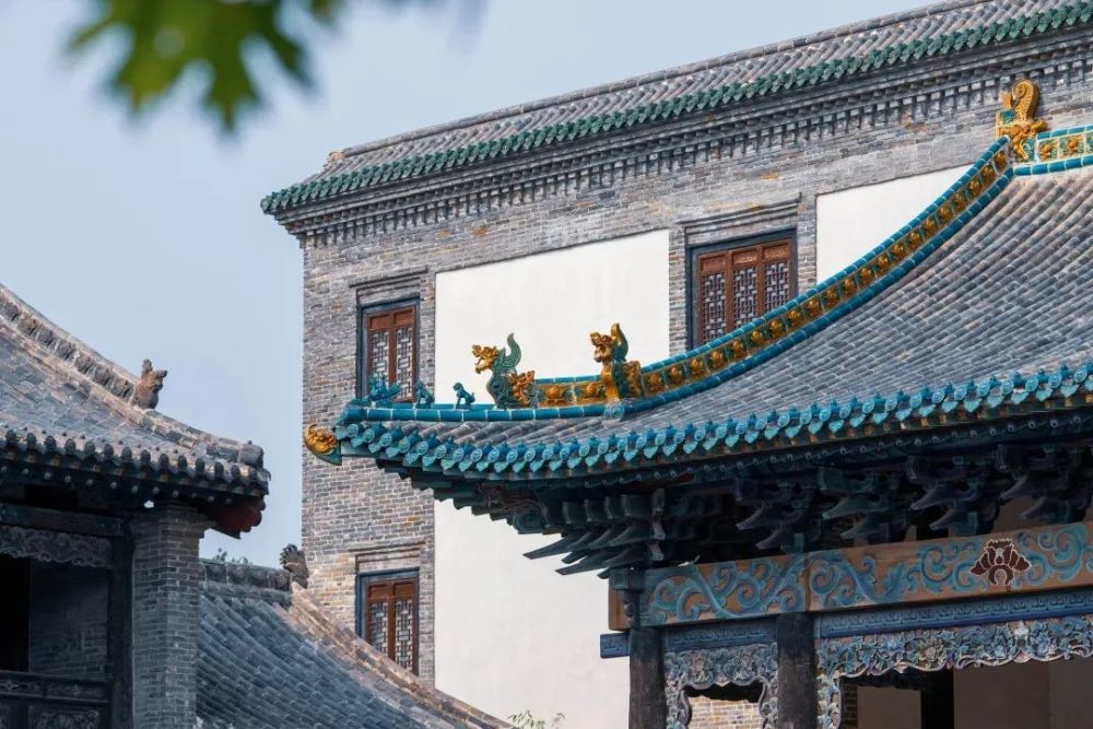 里寻找古老气息,在南方院子一号院正门之上,悬挂着的门匾是简单的红石