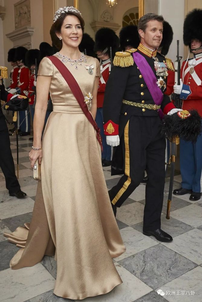 王室黄色礼服哪家强有人霸气十足有人却穿成了移动大芒果