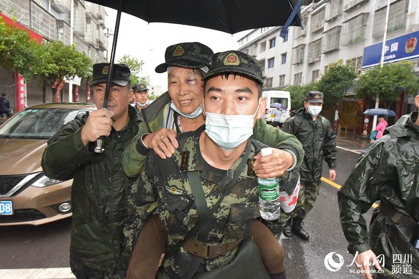 直击四川泸县60级地震武警官兵冒雨为受灾群众搭建帐篷