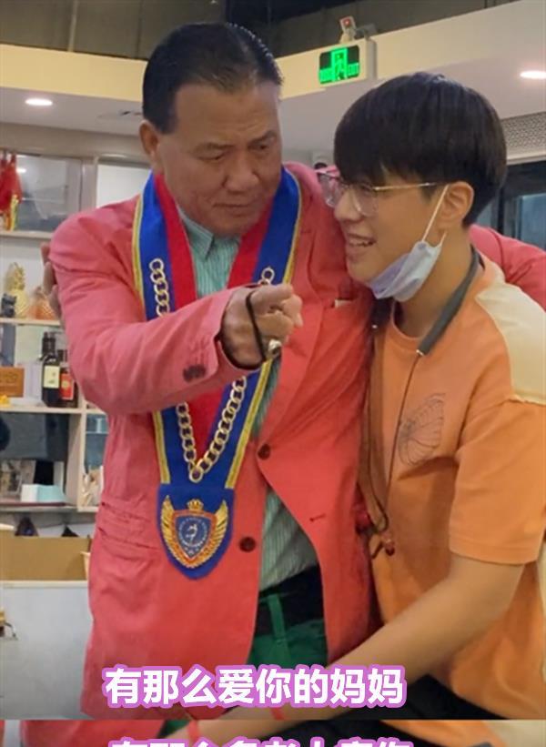 香港老牌男神儿子:万梓良18岁儿子很斯文,吕良伟儿子又胖又矮_腾讯网