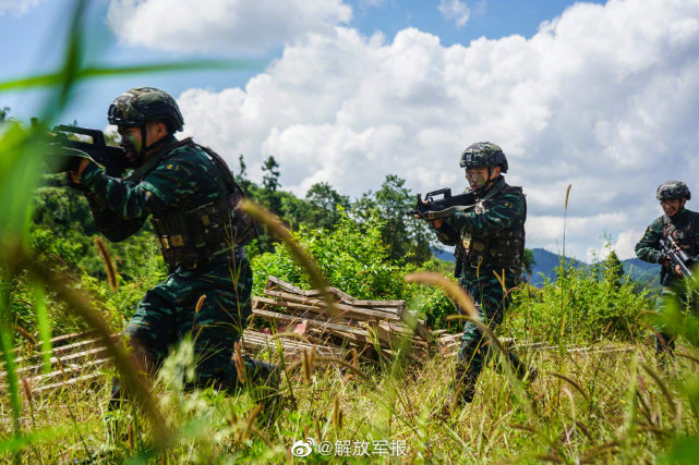 武警特戰隊員實戰化訓練進行中