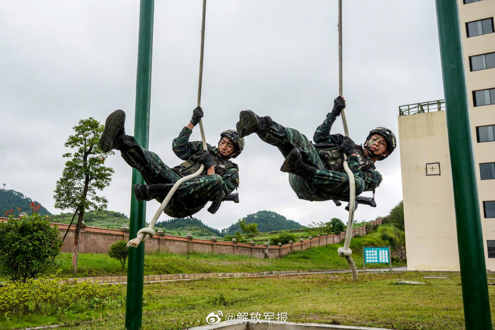 練練練武警特戰隊員實戰化訓練進行中