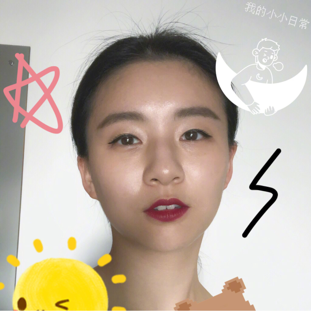 22岁小彩旗机场近照,暗色穿搭满头编发,跟以往小仙女形象大不同