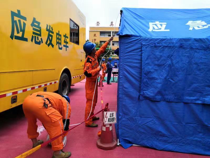 国网四川省电力公司应急救援队伍在泸县多个安置点接入帐篷应急照明