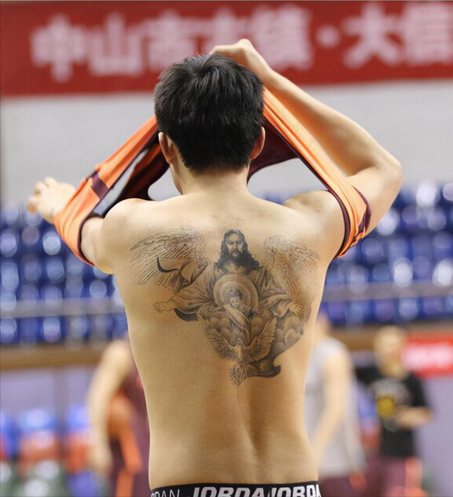 如今cba有纹身的球员很多可张镇麟的花臂纹身却引来争议