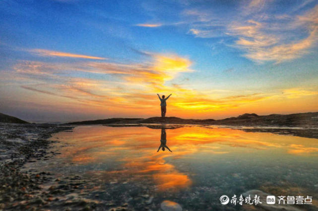 旭日東昇,霞光萬道!天氣晴好,這變幻萬千的霞光,映照最美海岸.