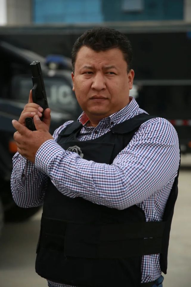 他,就是和田地区公安局党委委员,副局长木拉提·西日甫江.