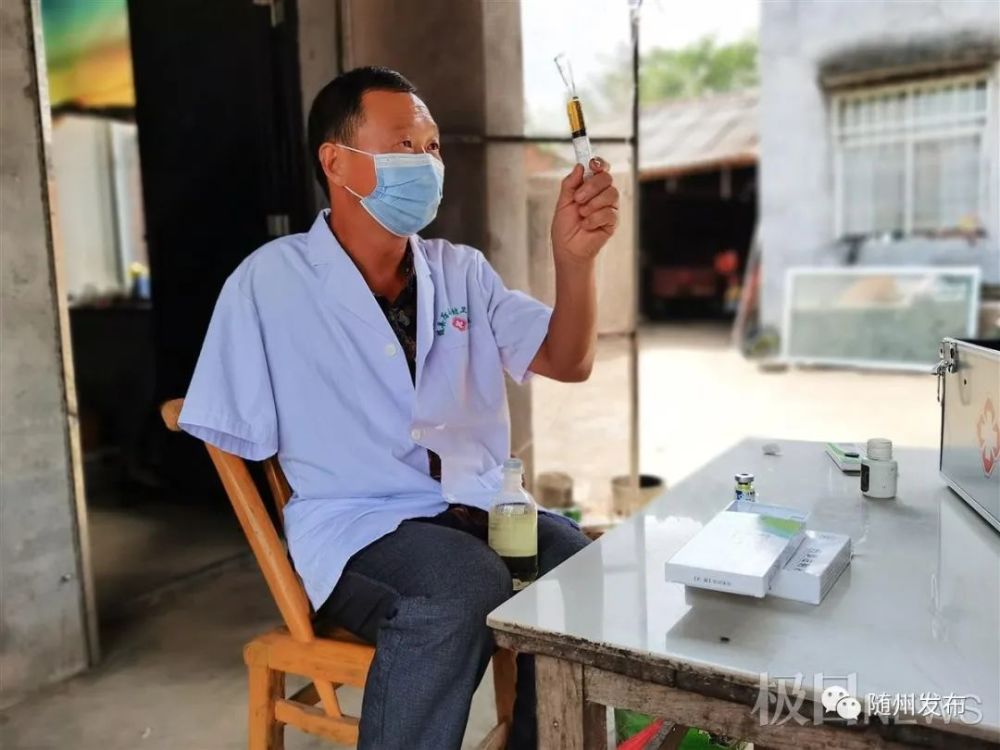 9月7日中午,忙了一上午的王文艮背起药箱来到5组村民程福坤家中.