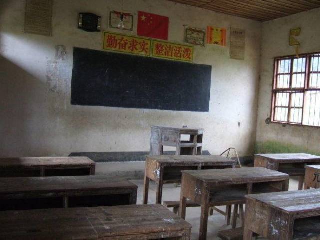 教室是用红砖垒砌的,苇子席盖顶,上面铺着红色大瓦.