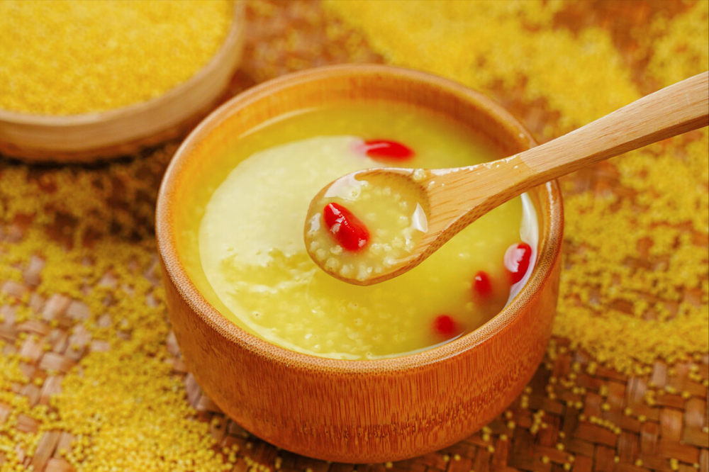 煮小米粥不要直接加水煮要想米粥香浓米油厚就得牢记2窍门