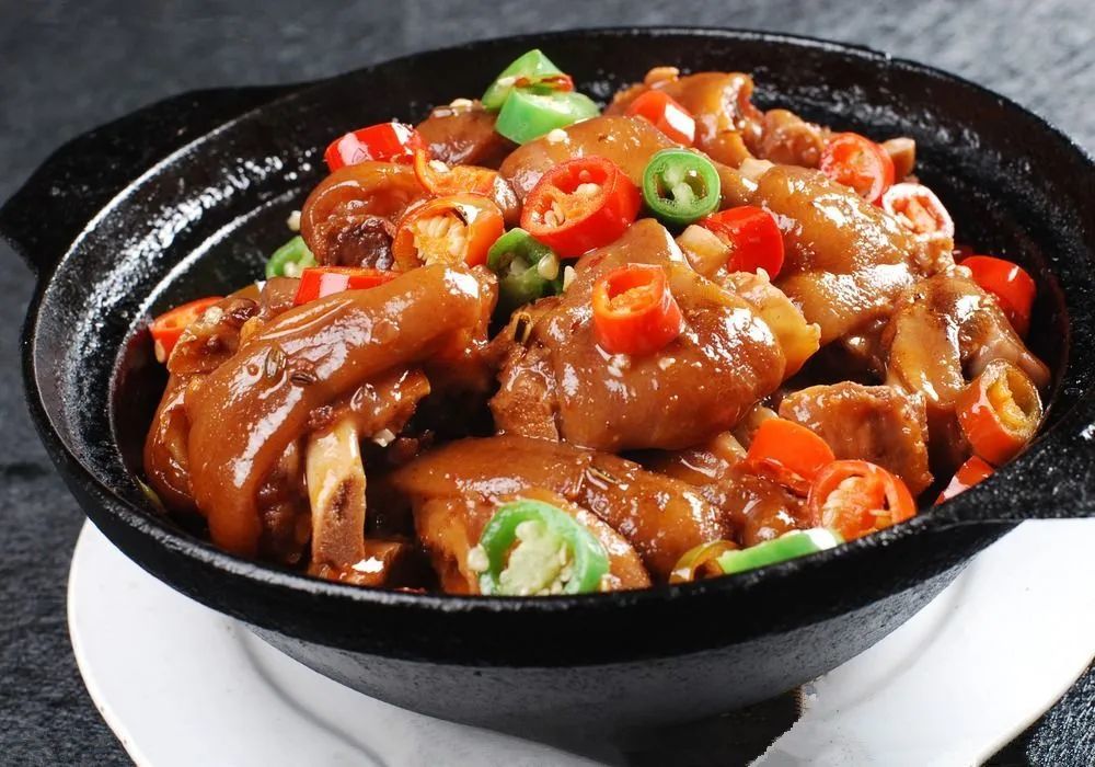 【养颜红烧猪手】主料猪蹄:2个辅料葱:4;八角:2;桂皮:1;红糖:8;茴香籽